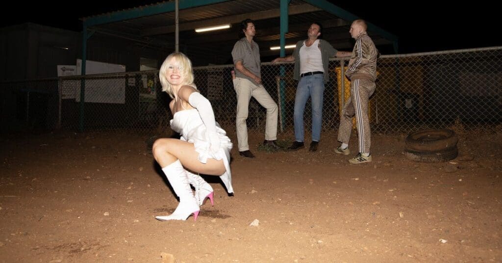 Amy and The Sniffers – U Should Not Be Doing That